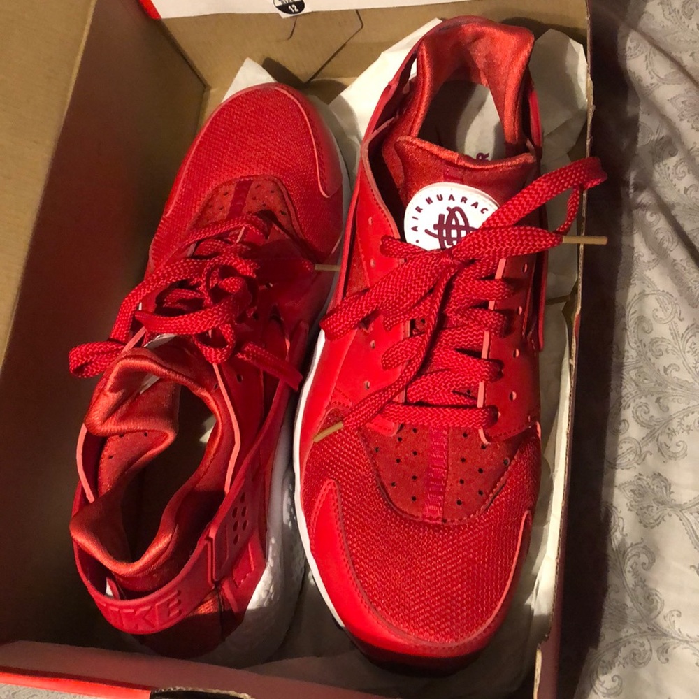 Nike Men’s 11 1/2 Red Hurache tennis shoes